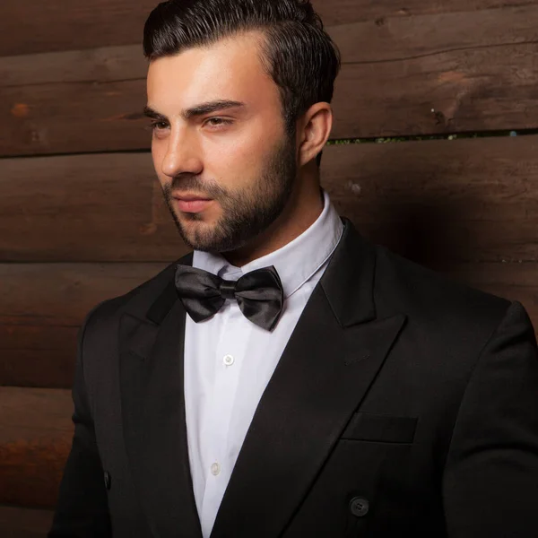 Retrato de joven guapo sobre fondo de madera . —  Fotos de Stock