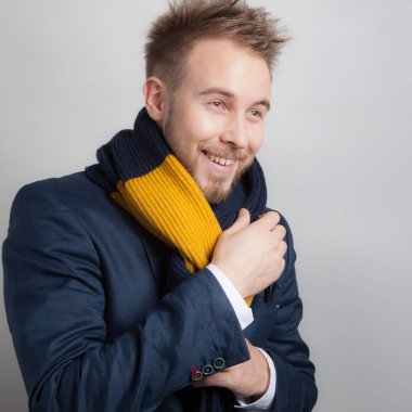 Yakışıklı, zarif, stüdyo portresi yakın plan..