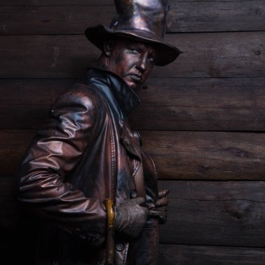 Peri masalı bronz saat tamircisinin stilize edilmiş sihirli karakteri.