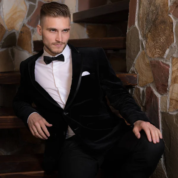 Evin içinde yakışıklı, zarif bir adam var..