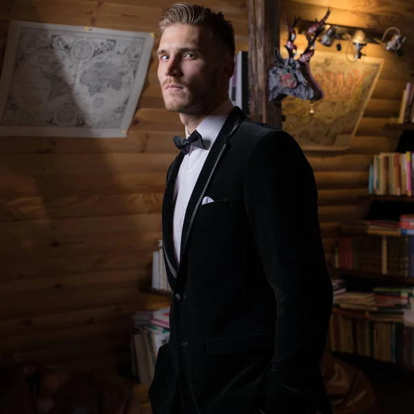 Beau jeune homme élégant dans la maison intérieur . — Photo