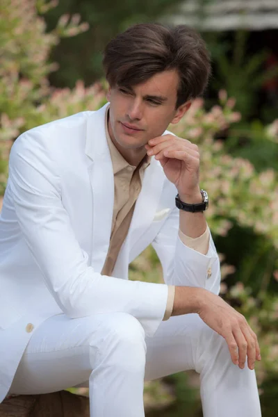 Retrato de un joven elegante hombre guapo posando afuera . —  Fotos de Stock