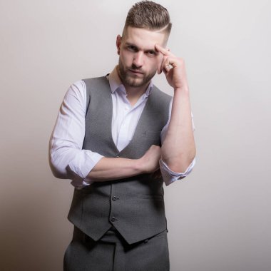 Yakışıklı, zarif, stüdyo portresi yakın plan..