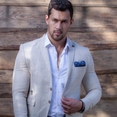 Ahşap arka planda yakışıklı bir gencin portresi..