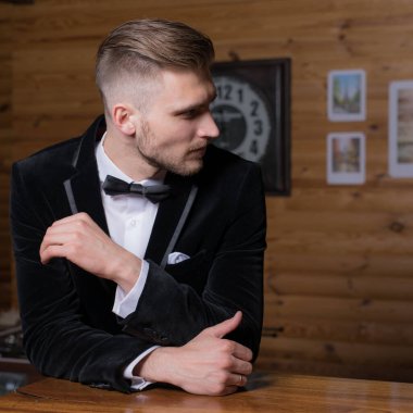 Evin içinde yakışıklı, zarif bir adam var..