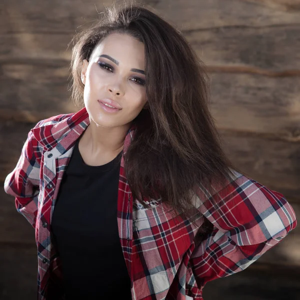 Retrato de hermosa joven sobre fondo de madera . — Foto de Stock