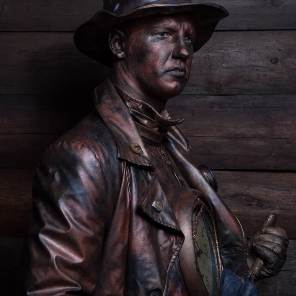 Personaje mágico estilizado del reparador de relojes de bronce de cuento de hadas . — Foto de Stock