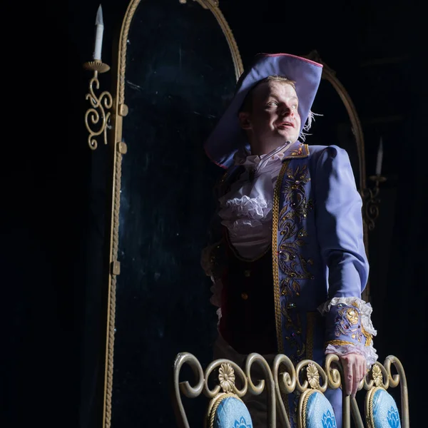 Actor dressed historical costume in interior of old theater. — Stock Photo, Image