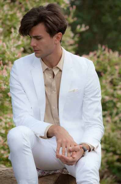 Porträt eines jungen eleganten gutaussehenden Mannes, der draußen posiert. — Stockfoto