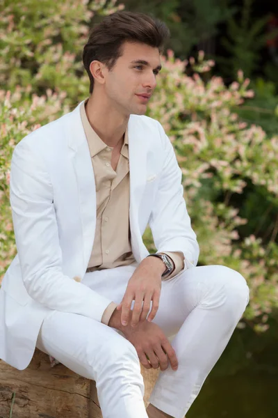 Porträt eines jungen eleganten gutaussehenden Mannes, der draußen posiert. — Stockfoto