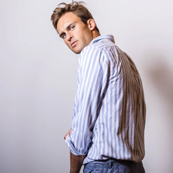 Elegante jovem homem bonito na camisa azul elegante . — Fotografia de Stock