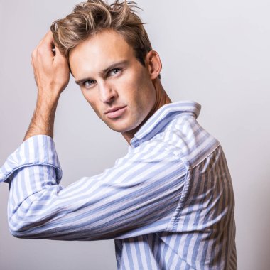 Şık mavi gömlek zarif genç yakışıklı adam.