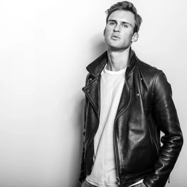 Handsome young man in classic leather jacket. Black-white studio portrait. — Stock Photo, Image
