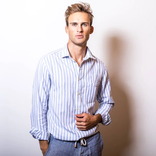 Elegant ung stilig man i snygg blå skjorta. — Stockfoto