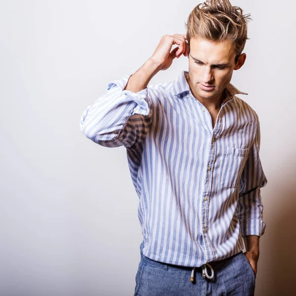Eleganter junger gutaussehender Mann im eleganten blauen Hemd. — Stockfoto