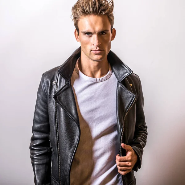 Handsome young man in classic leather jacket. — Stock Photo, Image