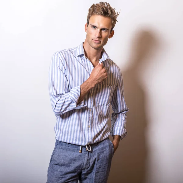 Elegante jonge knappe man in stijlvolle blauwe shirt. — Stockfoto