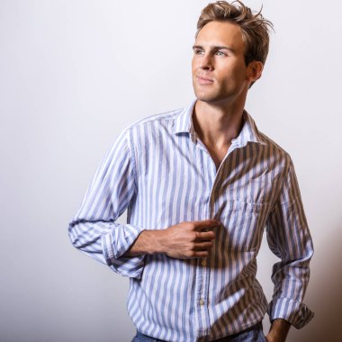 Şık mavi gömlek zarif genç yakışıklı adam.