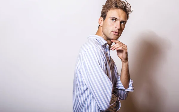 Elegante jovem homem bonito na camisa azul elegante . — Fotografia de Stock