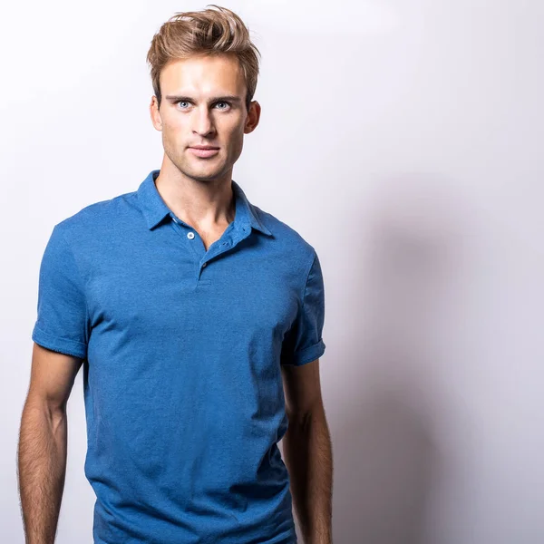 Eleganter junger gutaussehender Mann im eleganten blauen Hemd. — Stockfoto