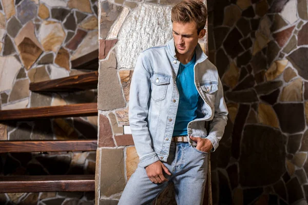 Joven hombre guapo modelo sobre fondo de piedra natural . — Foto de Stock