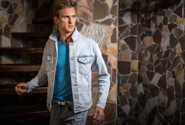 Joven hombre guapo modelo sobre fondo de piedra natural . —  Fotos de Stock