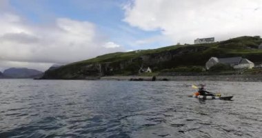 İskoçya, Birleşik Krallık - 30 Mayıs 2019: Gezginler güzel İskoçya doğasına karşı yürür.