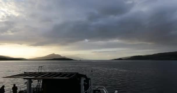 Prachtig schilderachtig landschap van verbazingwekkende Schotse zon ondergegaan hemel van bewegende boot. 4k Beelden. — Stockvideo