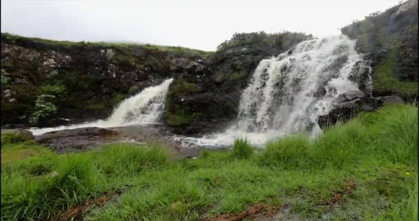 Pintoresco paisaje de una cascada de montaña y la naturaleza tradicional de Escocia. Filmación 4K . — Vídeos de Stock