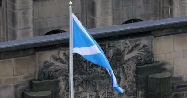 Blauwe en witte Schotse vlag in de wind. — Stockvideo