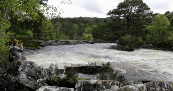 Pintoresco paisaje de un río de montaña con la naturaleza tradicional de Escocia. Filmación 4K . — Vídeo de stock