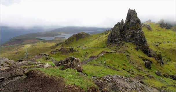İskoçya 'daki Skye Adası' ndaki Storr 'un İhtiyar Adamı. Sisli bulutlu dağ manzarası. 4k Görüntü. — Stok video