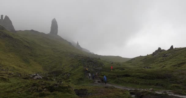 Velho homem de Storr na Ilha de Skye, na Escócia. Paisagem montanhosa com nuvens nebulosas. Filmagem 4K . — Vídeo de Stock