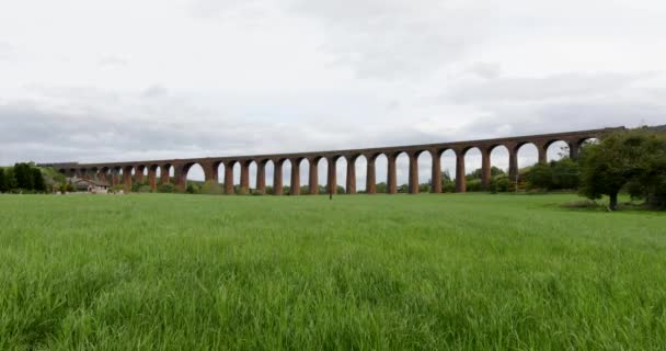 Puente viejo y pintoresco paisaje matutino de Escocia. Filmación 4K . — Vídeos de Stock