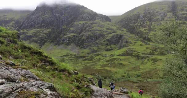 Voyageur marche contre la belle nature écossaise. Images 4K . — Video