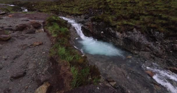 Paisagem pitoresca de um rio de montanha com a natureza tradicional da Escócia. Filmagem 4K . — Vídeo de Stock