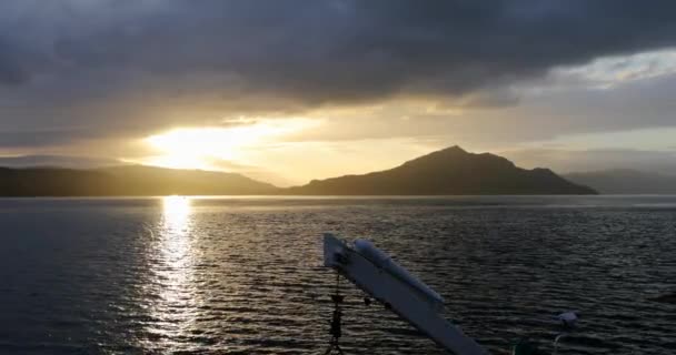 Piękny malowniczy krajobraz niesamowitego zachodu słońca Szkocji niebo z ruchomej łodzi. Nagranie 4k. — Wideo stockowe