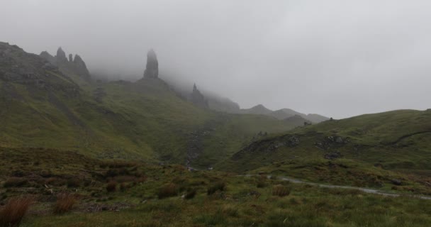 Vieil homme de Storr sur l'île de Skye en Écosse. Paysage montagneux avec nuages brumeux. Images 4K . — Video