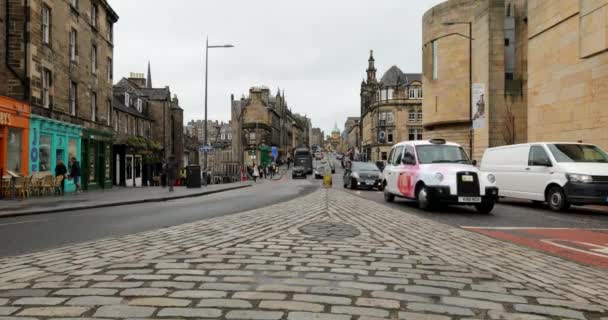 EDINBURGH, REGNO UNITO - 30 MAGGIO 2019: Veduta generale delle strade centrali di Edimburgo - la capitale della Scozia. Filmati 4K . — Video Stock