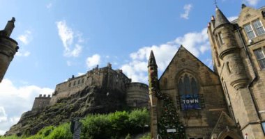 Edinburgh, Birleşik Krallık - 30 Mayıs 2019: Edinburgh merkez caddelerinin genel görünümü - İskoçya 'nın başkenti. 4k Görüntü.