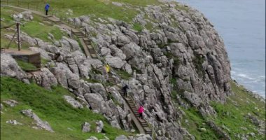 Gezgin güzel İskoçya doğasına karşı yürür. 4k Görüntü.