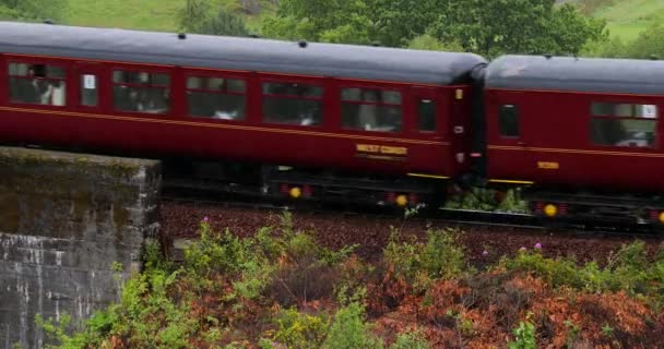 Skócia, Egyesült Királyság - 2019. május 30.: A Roxfort Express a neve annak a vonatnak, amely London és a Kings Cross Station Platform 9 között közlekedik.. — Stock videók