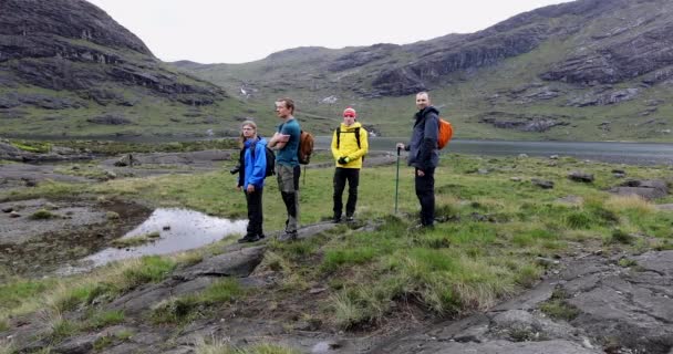 Schotland, Verenigd Koninkrijk - 30 mei 2019: Reizigers lopen tegen prachtige Schotse natuur aan. — Stockvideo