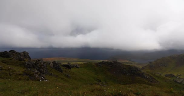 스코틀랜드 스카이 섬의 스토의 노인. 안개 구름 이 자욱 한 산악 지형. 4K 동영상. — 비디오
