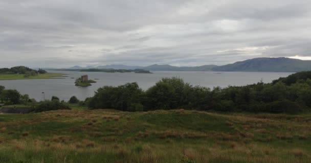 Стародавній шотландський середньовічний замок і красивий пейзаж традиційної природи. — стокове відео
