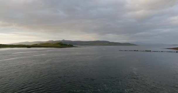 Krásná malebná krajina úžasného Skotska západ slunce z pohybující se lodi. Záběry 4k. — Stock video
