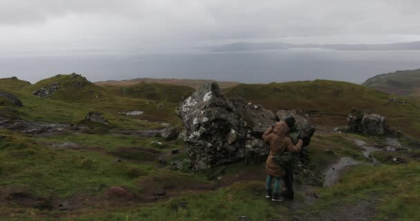 Anciano de Storr en la Isla de Skye en Escocia. Paisaje montañoso con nubes de niebla. Filmación 4K . — Vídeo de stock