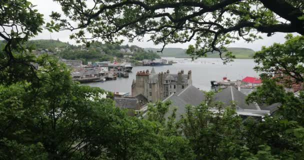 Σκωτία, Ηνωμένο Βασίλειο - 30 Μαΐου 2019: Heart of Oban city top view. Oban είναι δημοφιλής πόλη θέρετρο στα δυτικά της Σκωτίας. — Αρχείο Βίντεο