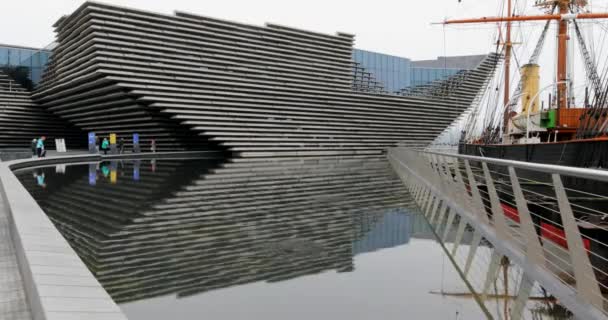 SCOTLAND, REINO UNIDO - MAIO 30, 2019: Bela paisagem cênica de incrível natureza escocesa com barco antigo . — Vídeo de Stock