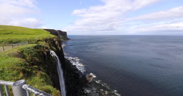 Pintoresco paisaje de una cascada de montaña y la naturaleza tradicional de Escocia. Filmación 4K . — Vídeo de stock